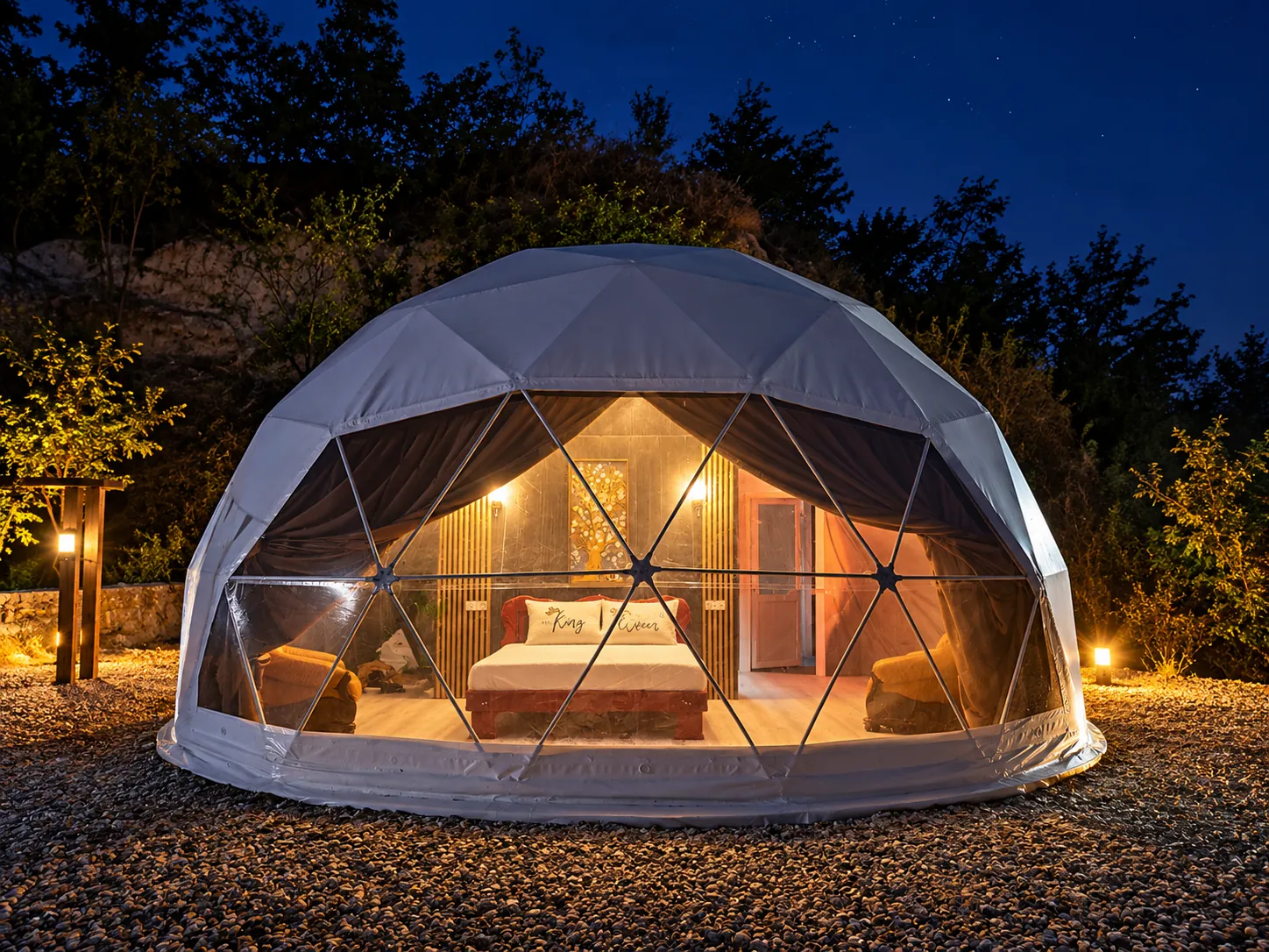 Панорамный геокупол Skala River Retreat с вечерней подсветкой на берегу Днестра